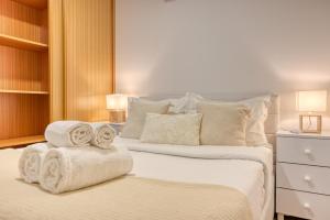 塞沙尔Casa Familia Pestana 1, a Home in Madeira的一间卧室配有带毛巾的床