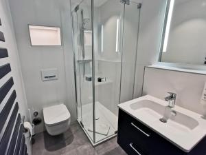 巴特克罗伊茨纳赫Komfortable 2-Zimmer-Ferienwohnung am Kurpark的带淋浴、盥洗盆和卫生间的浴室