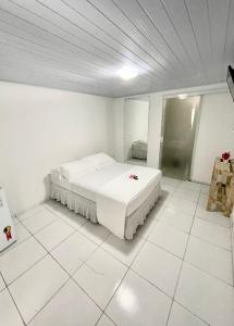 费尔南多 - 迪诺罗尼亚Terras Verdes Residence的一间白色卧室,卧室内配有一张床