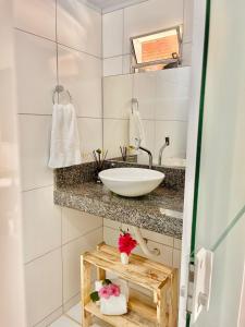 费尔南多 - 迪诺罗尼亚Terras Verdes Residence的一间带水槽和镜子的浴室