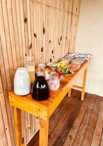 费尔南多 - 迪诺罗尼亚Terras Verdes Residence的一张木桌,上面有食物