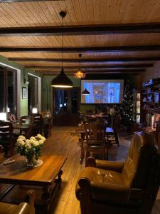 斯拉夫西克AGORA Chalet的客厅配有家具和大电视。