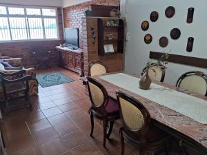 瓜拉派瑞Casa do Mar的客厅配有桌椅