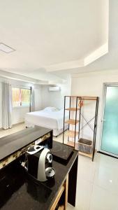 费尔南多 - 迪诺罗尼亚Terras Verdes Residence的一间卧室配有一张床和一张书桌