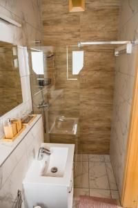 利普托斯基米库拉斯Chata Jazorna的浴室配有白色水槽和淋浴。