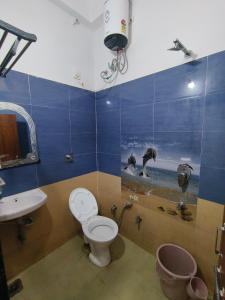 PratāpgarhHotel Divine and Restaurant的一间带卫生间和水槽的浴室