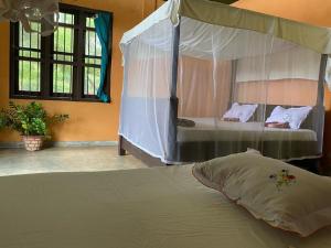 蒂瑟默哈拉默Yala Ying Yang Hostel & Camping的一张带天蓬的床