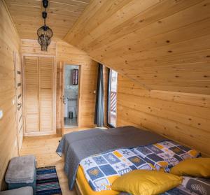 利普托斯基米库拉斯Chata Jazorna的木制客房内的一间卧室,配有一张床