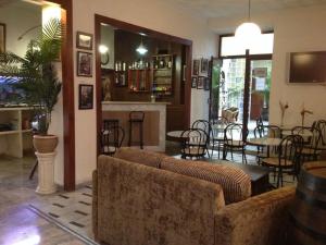 赫雷斯-德拉弗龙特拉新中心酒店的客厅配有沙发和桌椅