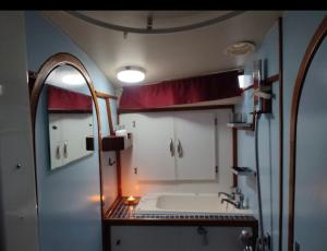 巴达洛纳Peace and Love的一间带水槽和镜子的浴室