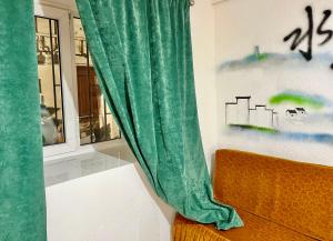 布拉索夫Casa Ming的窗户房间里绿窗帘
