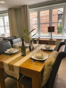 纳尔斯伯勒Luxury Home With Stunning River Views的餐桌和一瓶葡萄酒