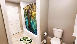 Lower SackvilleFresh & Bright Private Suite的浴室壁画,靠近厕所