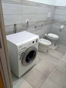 圣欧费米亚拉默齐亚Mary's House的一间带卫生间的浴室内的洗衣机