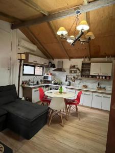 拉斯托斯卡斯Kaisen的厨房以及带桌椅的起居室。