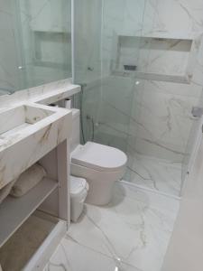伊塔佩马Winter X locações 03的白色的浴室设有卫生间和淋浴。