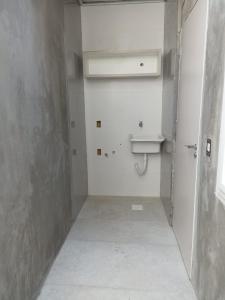 伊塔佩马Winter X locações 03的一间带卫生间和水槽的小浴室