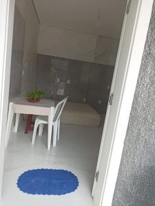 伊塔佩马Winter X locações 03的配有桌子和椅子以及蓝色地毯的房间