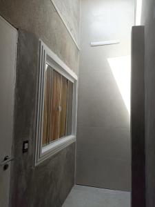 伊塔佩马Winter X locações 03的浴室设有门和窗户。