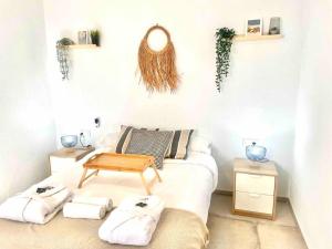 奇克拉纳－德拉弗龙特拉Brisa Home的客房设有一张带桌子和毛巾的床。