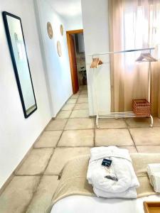 奇克拉纳－德拉弗龙特拉Brisa Home的一间位于地板上的客房,配有沙发和毛巾