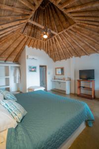 维加伊托维查依托马堪尼酒店的一间卧室设有一张带木制天花板的大床