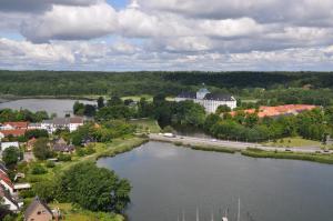石勒苏益格Ferienappartments Schleswig的城镇河流的空中景观