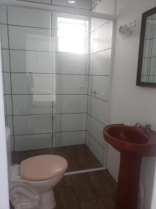 特拉曼达伊Apartamentos de Verão的一间带卫生间和水槽的浴室
