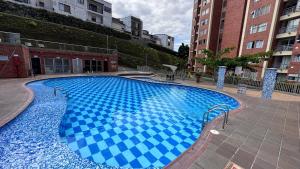 佩雷拉Pearl 23的一座大型蓝色游泳池,位于部分建筑前