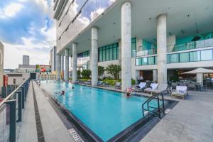 迈阿密Prime Location with Amazing Ocean and City Views的一座带椅子的大型游泳池