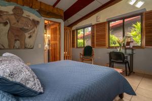 RivasTalamanca Nature Reserve的一间卧室配有蓝色的床和桌椅