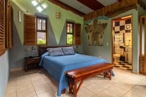 RivasTalamanca Nature Reserve的一间卧室配有一张带蓝色棉被的床