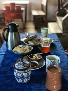 巴拉德瓦利扎斯Satori的餐桌,盘子上放着食物和咖啡