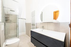 佛罗伦萨Camera 'Dolphin' - eleganza e tranquillità的一间带水槽和卫生间的浴室