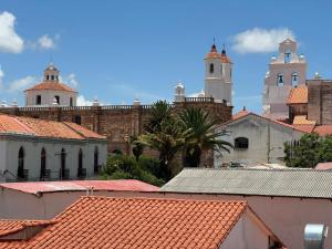 苏克雷Abis Terraza的一组塔楼和屋顶建筑