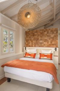莱特鲁瓦西莱套房别墅酒店的一间卧室配有一张大床和一个大型吊灯。