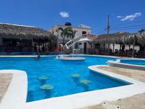 拉罗马纳索尔阿祖尔酒店的度假村内带水滑梯的游泳池