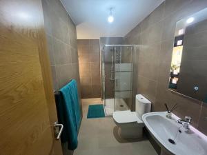 科蒂略Casa Teri - Los Lagos的带淋浴、卫生间和盥洗盆的浴室