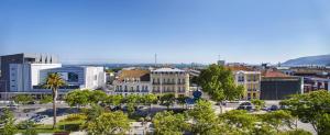 塞图巴尔卢纳好望角中心酒店的城市的空中景观,建筑和树木