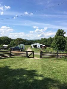 芒特艾里The Ranch in Mt Airy的停在田野的围栏