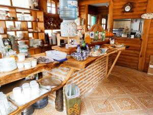 普孔Santa Maria Pucon的厨房配有带盘子和碗的柜台