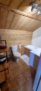 热拉梅Studio type chalet的木制浴室设有卫生间和水槽