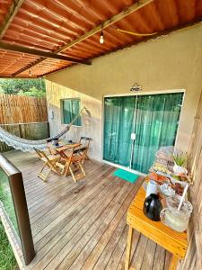 费尔南多 - 迪诺罗尼亚Terras Verdes Residence的天井配有吊床和桌椅