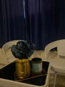哈伊勒شقق وغرف خاصة的黄色花瓶,在托盘上放植物