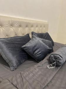 哈伊勒شقق وغرف خاصة的床上的枕头堆