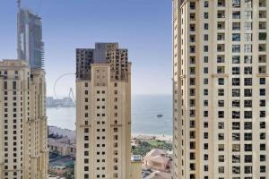 迪拜Jbr Sea View Captivating 4-Bed Apartment in Dubai的城市两座高楼的景色