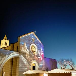 阿西西Appartamenti Santa Chiara的教堂的一侧有画作