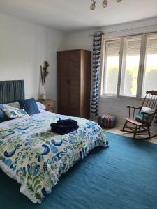 KoppányszántóKoppány Pines Rewild Escapes - The Lodge的一间卧室配有一张带蓝色棉被的床
