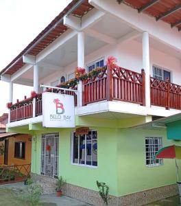 波托韦洛Belo Bay Apartment Hotel的带阳台的建筑,上面有标志