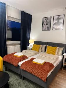 布罗斯Noah Longstay Borås的一间卧室配有一张带黄色枕头的大床